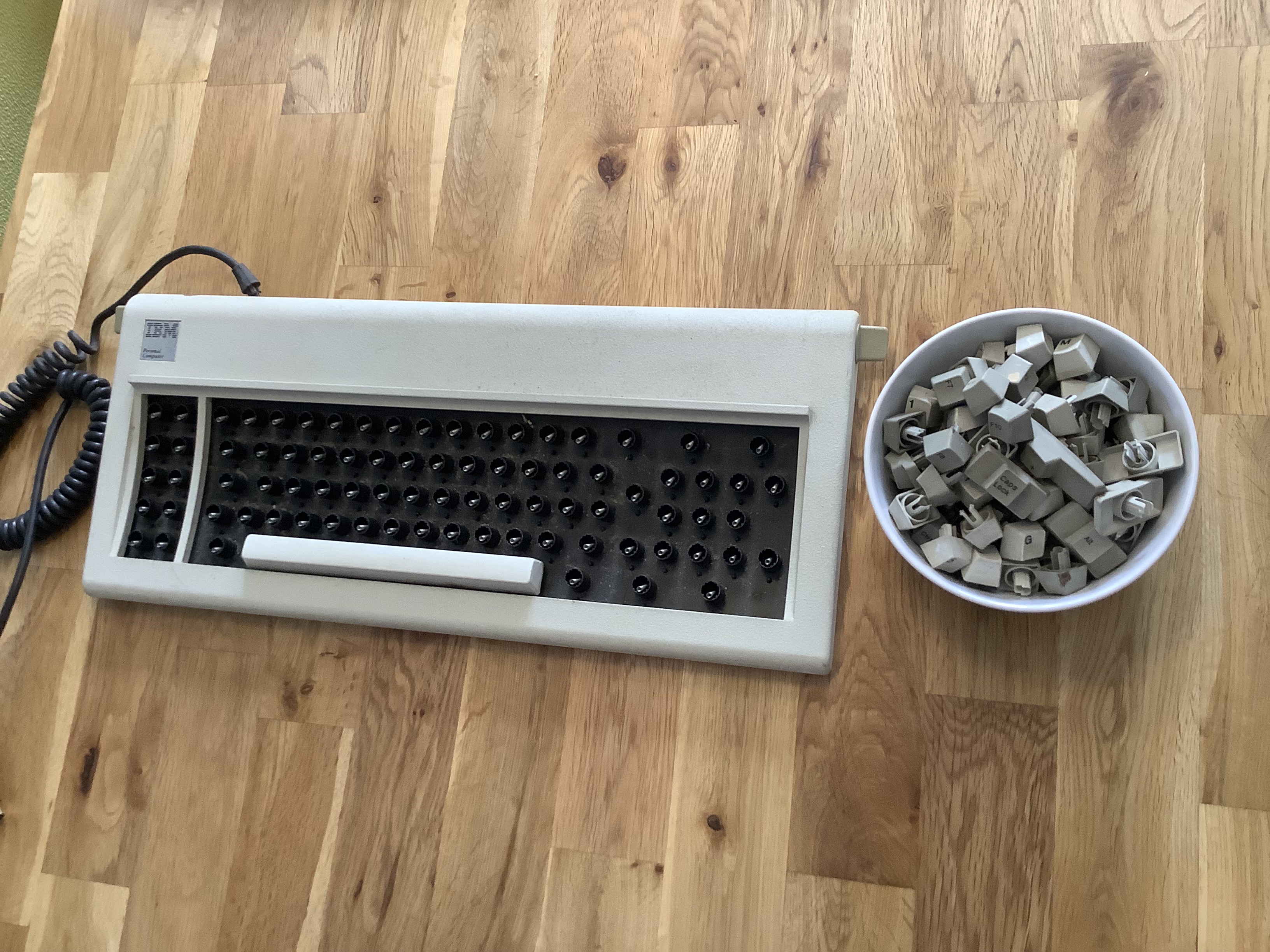 Die Tastatur, Caps entfernt