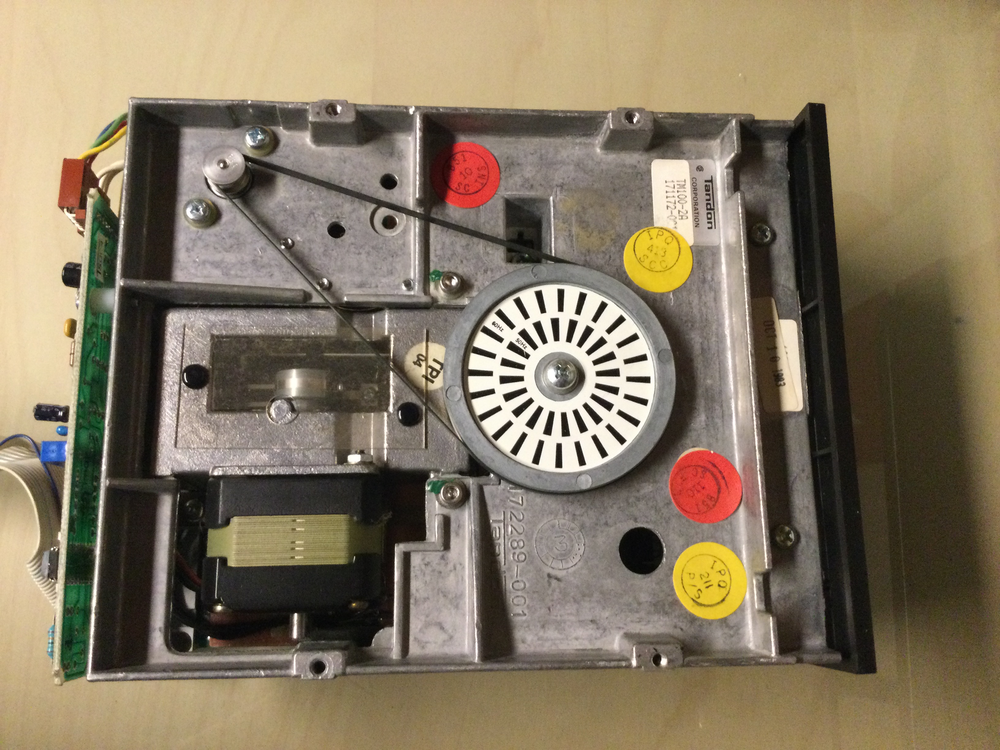 Das Floppy Laufwerk - Unterseite mit Riemenantrieb