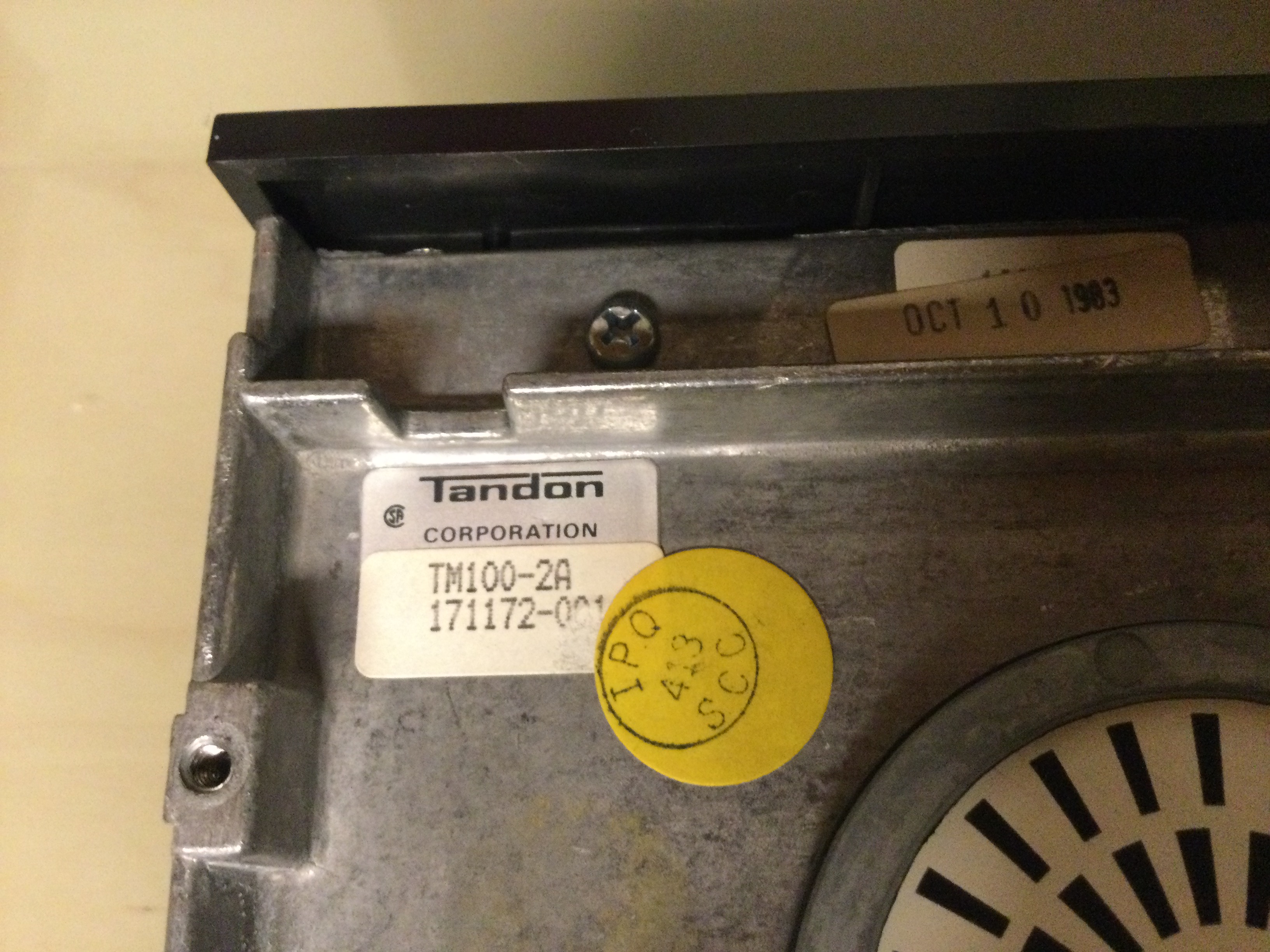 Das Floppy Laufwerk - Tandon Typenschild